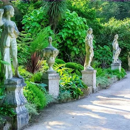Dom wakacyjny Charming House In With Shared Pool. *